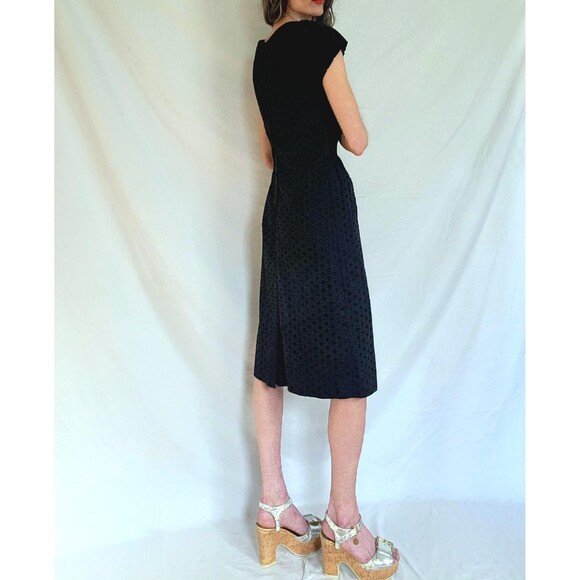 Vintage 1950s Wiggle Dress: Black Cotton Eyelet Lace, Women's S/M - Picture 4 of 11